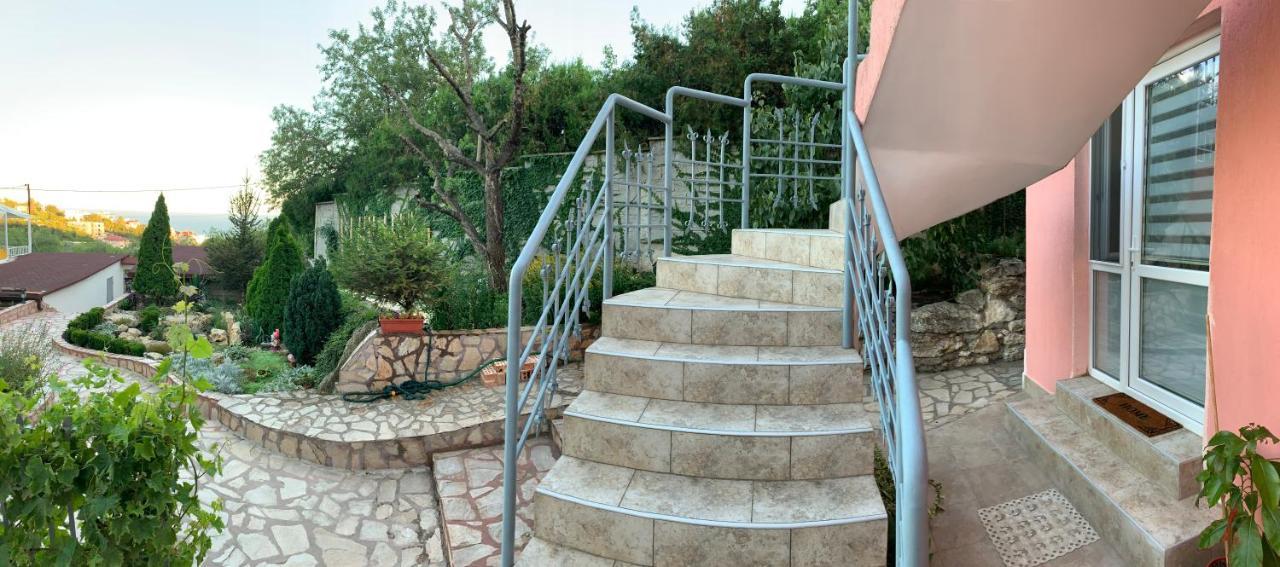 Sunray Guest House, Private Rooms & Apartment With Lovely Sea View Varna Exterior foto