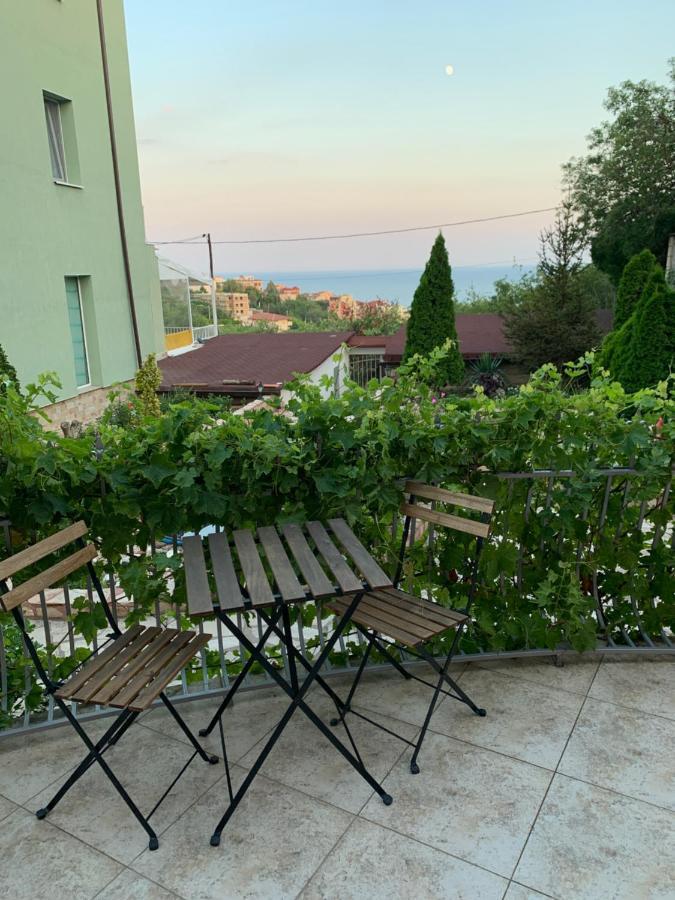 Sunray Guest House, Private Rooms & Apartment With Lovely Sea View Varna Exterior foto