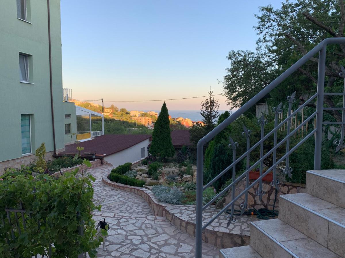 Sunray Guest House, Private Rooms & Apartment With Lovely Sea View Varna Exterior foto