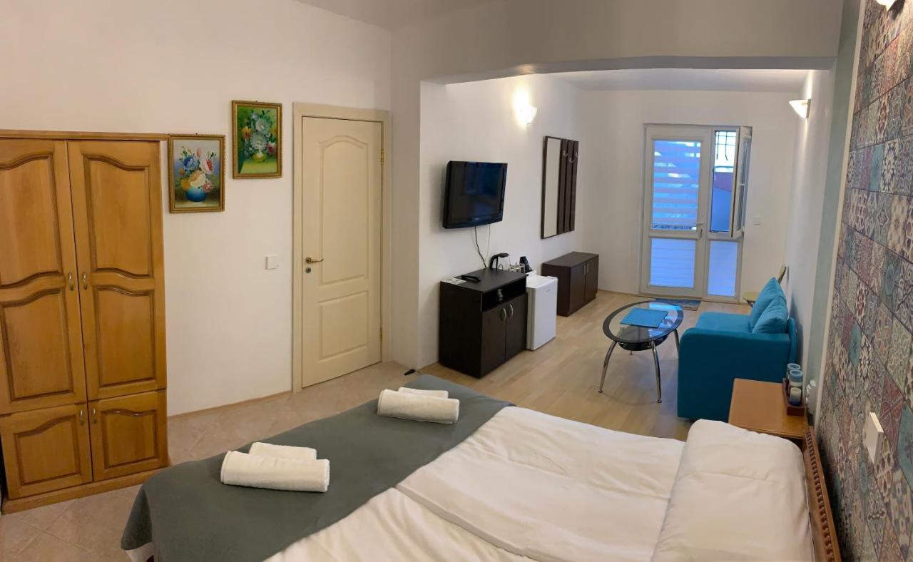 Sunray Guest House, Private Rooms & Apartment With Lovely Sea View Varna Exterior foto