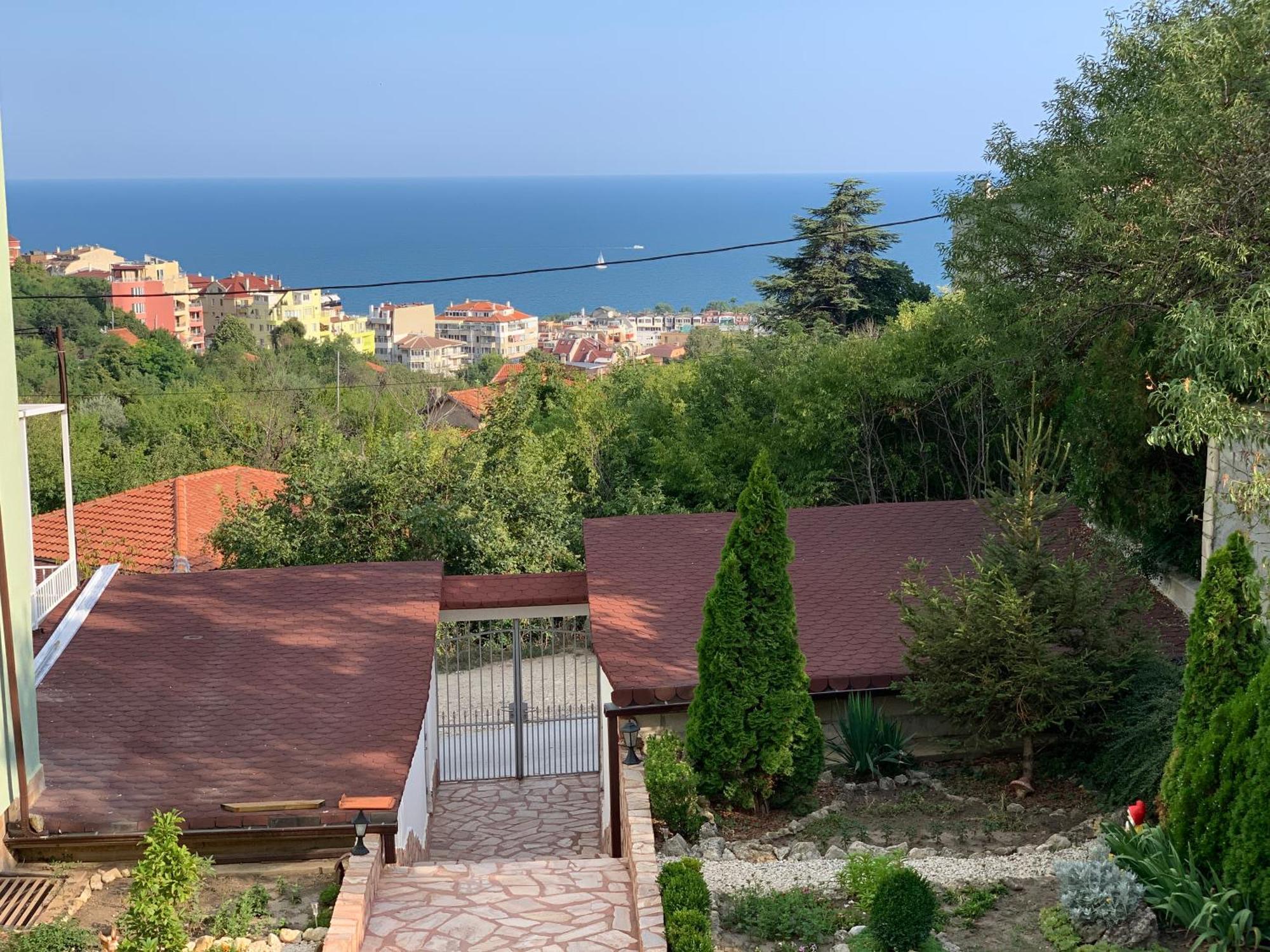Sunray Guest House, Private Rooms & Apartment With Lovely Sea View Varna Exterior foto