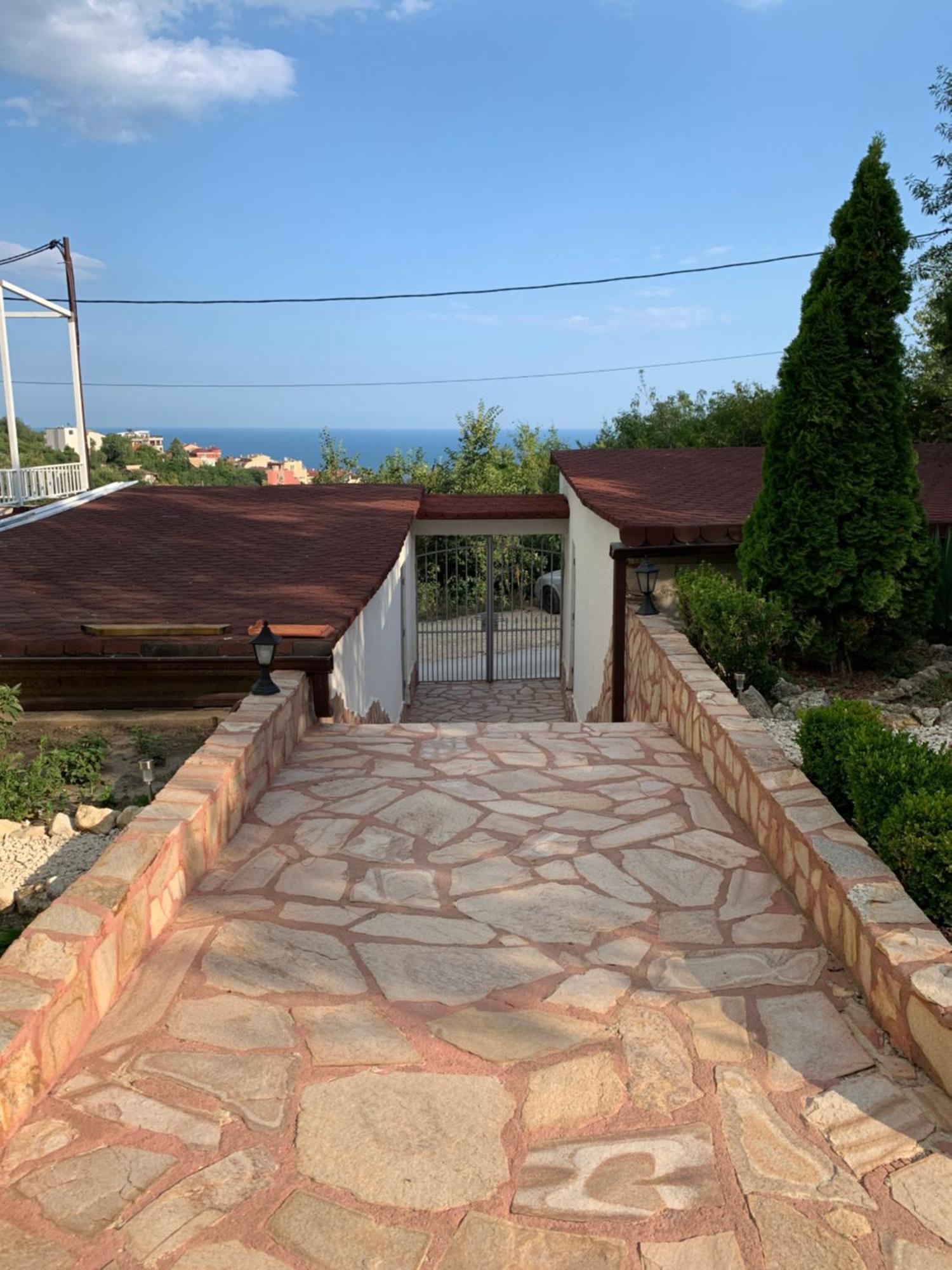 Sunray Guest House, Private Rooms & Apartment With Lovely Sea View Varna Exterior foto