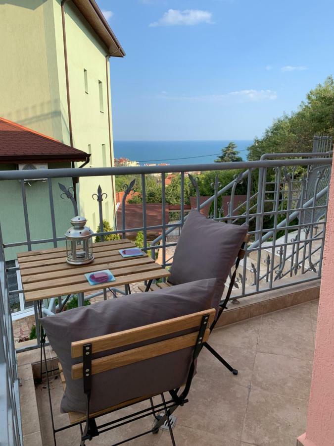Sunray Guest House, Private Rooms & Apartment With Lovely Sea View Varna Exterior foto